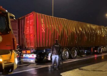 TEM Otoyolu’nda tır yangını: 1 itfaiye eri yaralandı