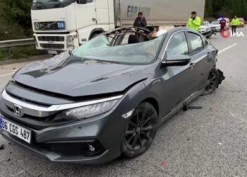 TEM’de tıra çarpan otomobilin tavanı koptu: 3 yaralı