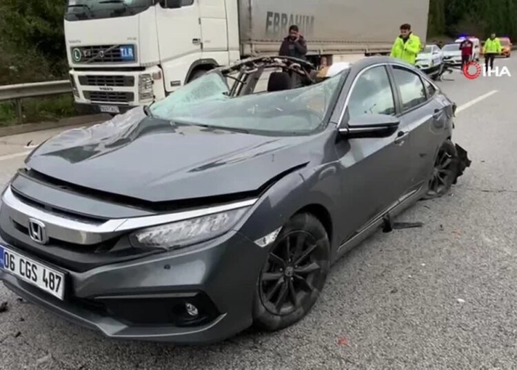 TEM’de tıra çarpan otomobilin tavanı koptu: 3 yaralı