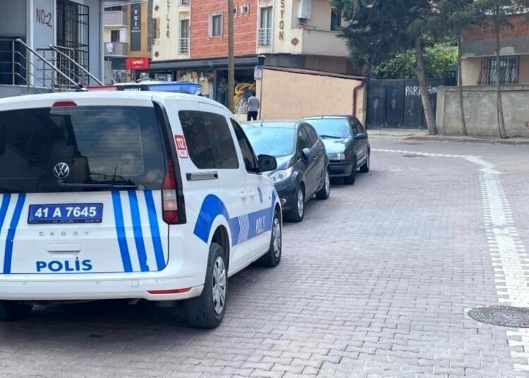 Darıca’da eşini keserle vurarak ağır yaralayan sanık, kayınpederini bıçaklayarak öldürdü