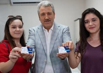 Ege Üniversitesi mezunlarıyla bağını koparmıyor