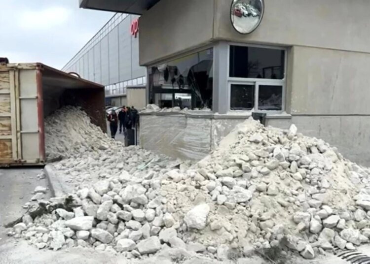 Gebze’de hafriyat kamyonu fabrikanın güvenlik binasına çarptı