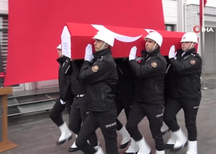 Kansere yenik düşen polise son veda: Babasını beresiyle uğurladı