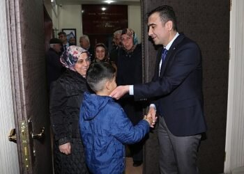 Karaman Belediye Başkanı Savaş Kalaycı, gündüz esnaf ve mahalle gezileriyle akşam ise makamında vatandaşları kabul ederek yediden yetmişe herkesle buluşuyor