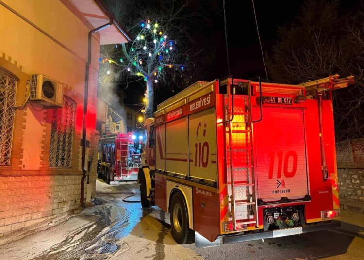 Kocaeli’de bir camide çıkan yangın söndürüldü
