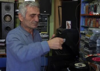 Yıllardır aynı yerde kuşaklar arası bağ kuruyor 6 metrekarelik dükkanda hatıralarını arıyorlar