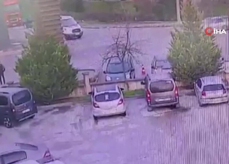 Yolun karşısına geçmek istedi, ağır yaralandı: O anlar kamerada
