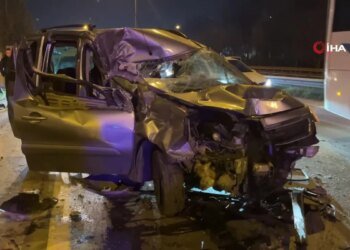 Zincirleme kazaya karışan araç kağıt gibi ezildi: 1’i ağır 3 yaralı