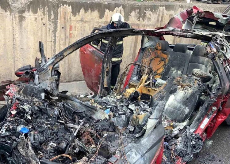 Dilovası’nda Tırın Altına Giren Otomobilde Yangın Çıktı: 1 Ölü