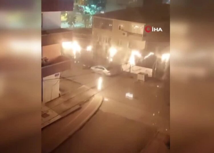 Elektrik kabloları bomba gibi patladı: 10 sokak karanlığa gömüldü