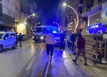 Gebze’de hafif ticari araç kaza anı güvenlik kamerasına yansıdı