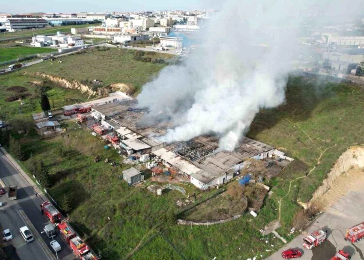 İstanbul-Kocaeli Sınırında Bir Boya Fabrikasında Yangın Çıktı