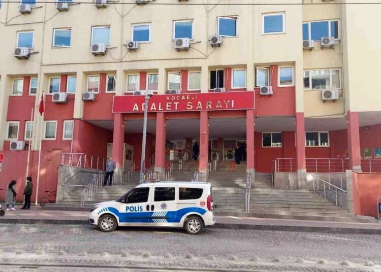 Kocaeli’de Kendisiyle Barışmak İstemeyen Eşini Bıçaklayan Sanık Yeniden Hakim Karşısında