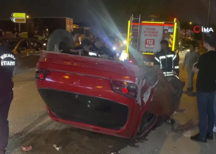 Bariyere çarparak takla atan otomobilden burunları bile kanamadan çıktılar