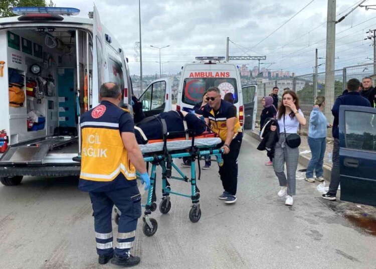 İzmit’te U dönüşü yapan otomobille çarpışma: 5 yaralı