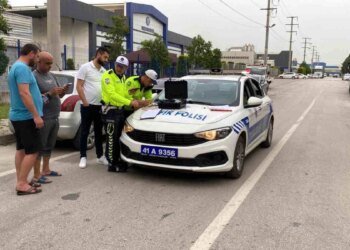 Kartepe’de Alkollü Sürücü Park Halindeki Tıra Çarptı