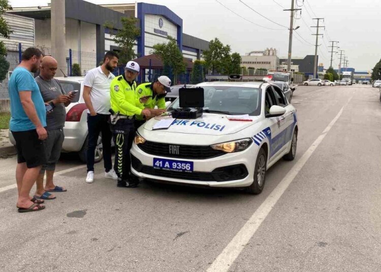 Kartepe’de Alkollü Sürücü Park Halindeki Tıra Çarptı