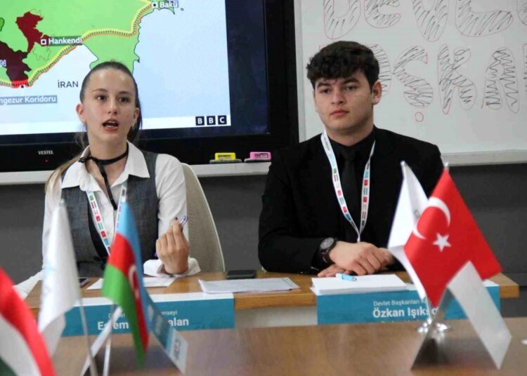 Kocaeli’de Lise Öğrencileri Türk Devletleri Teşkilatı Sorunlarını Çözmek İçin Simülasyon Zirve ve Konsey Gerçekleştirdi