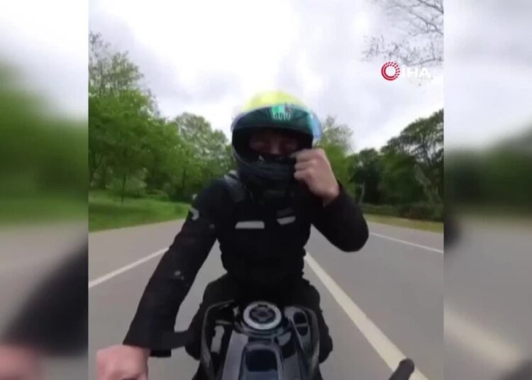 Spor salonuna giderken ölümden döndü: Otomobile çarpan motosikletlinin savrulduğu anlar kamerada