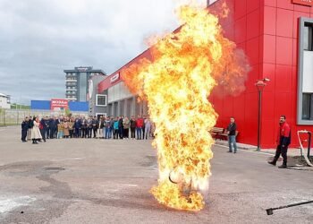 10-16 Mayıs Engelliler Haftası nedeniyle Sivas Belediyesi İtfaiye Müdürlüğü tarafından engeli bireylere yönelik yangın eğitimi verilerek tatbikat yapıldı