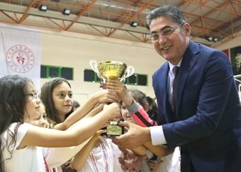 10. Geleneksel Çocuk Oyunları, Burhaniye Atatürk Kapalı Spor Salonu’nda düzenlenen ödül töreni ile tamamlandı