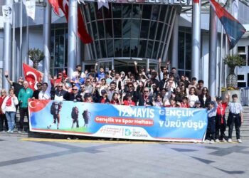 IZMIT BELEDIYESI GENCLERLE BIR ARAYA GELDI