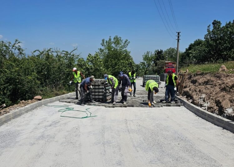 Karamursel Kayacik Mahallesinde parke yol Large