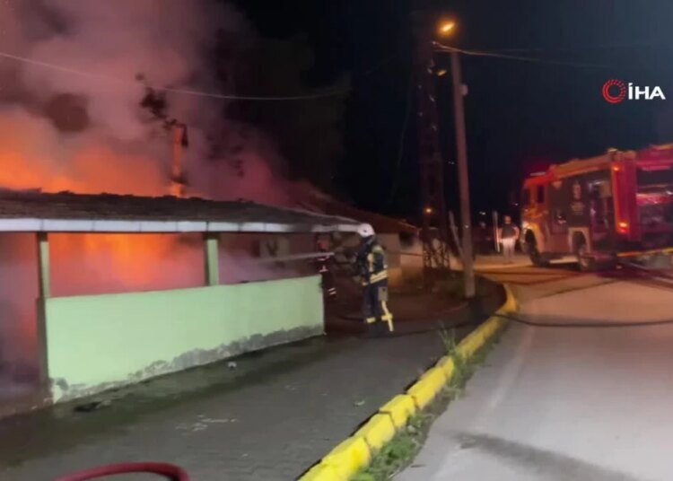 Alkollü şahıs, annesiyle içinde bulunduğu evi yaktı
