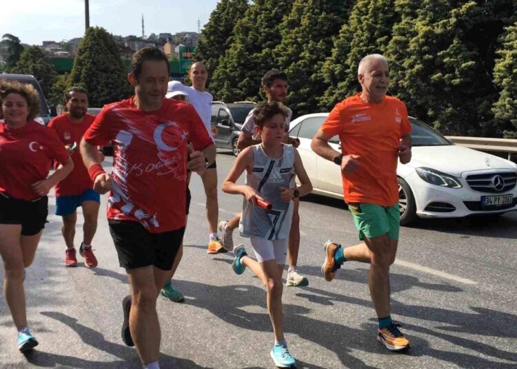 Atletler, Gazi Mustafa Kemal Atatürk’ün Selanik’teki evinden alınan toprağı Anıtkabir’e ulaştırmak için koşuyor