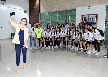 Başkan Kınay Orbit Karabağlarspor Kız Futbol Takımı’yla buluştu: Şampiyonluk bekliyoruz