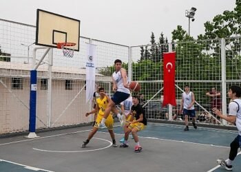 Basketbolcular Gaziemir’de kıyasıya yarıştı