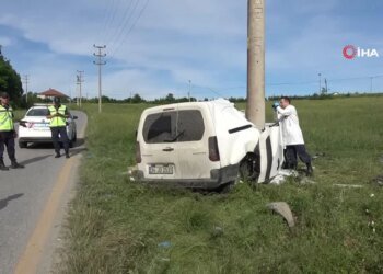 Beton direğe çarpan araç hurdaya döndü: 1 ölü, 1 yaralı