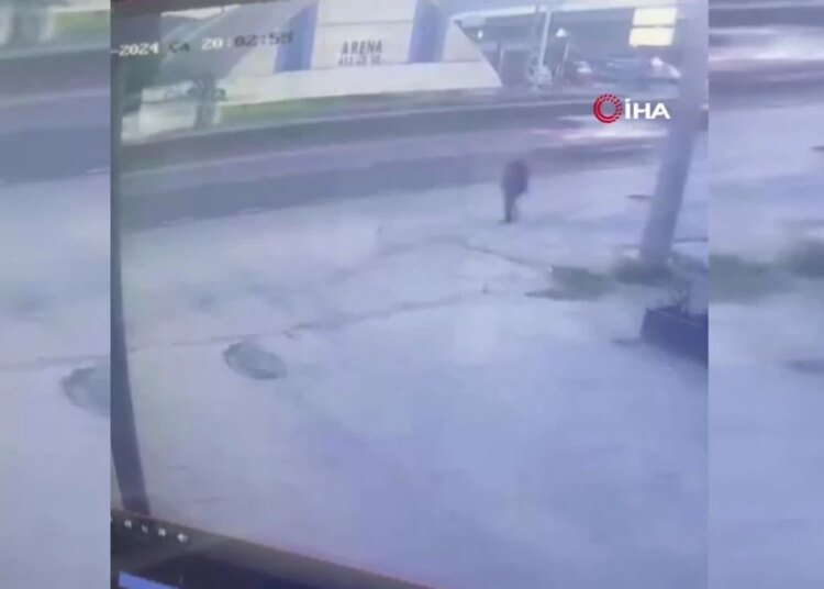 Beton elektrik direğine çarpan otomobilin ikiye bölündüğü feci kaza kamerada: 1 ölü,1 yaralı