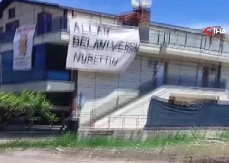 Binaya asılan dev pankartı gören dönüp bir daha baktı