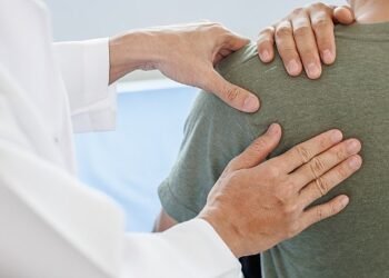 Dikkat! Omuz Ağrısı Parkinson Belirtilerinden Biri Olabilir