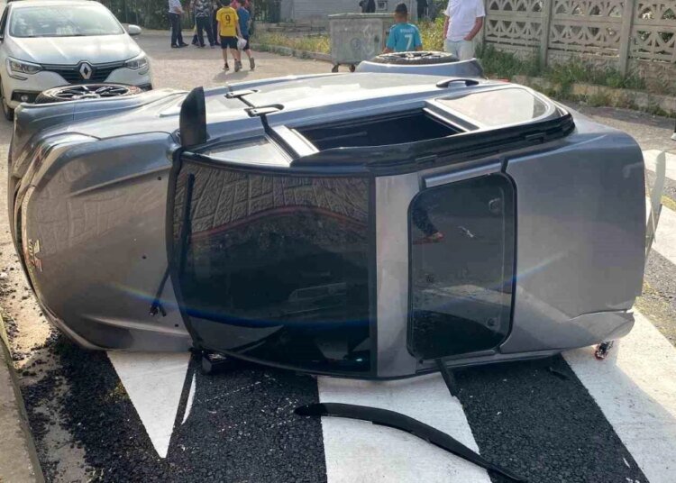 Elektrikli araç kaldırımda sohbet eden kadınların arasına daldı: 2 yaralı