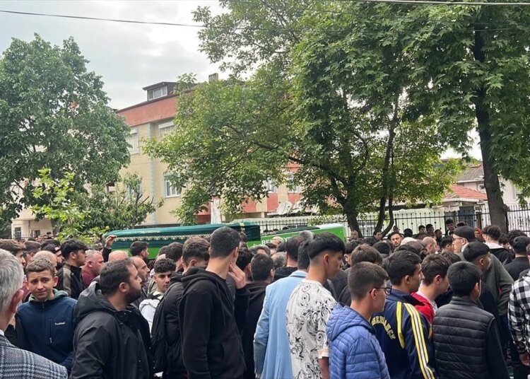 Gebze’de otomobil kazasında hayatını kaybeden genç son yolculuğuna uğurlandı