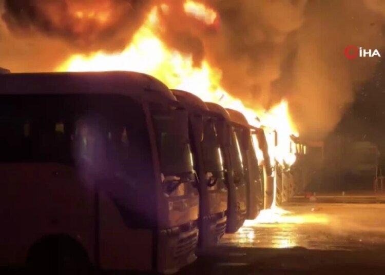 Isuzu servis otoparkında yangın: Alev alev yanan 15 araçtan geriye iskeletleri kaldı