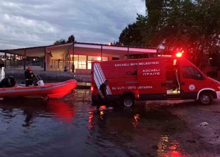 İzmit Körfezi’nde Mahsur Kalan 3 Kişi Kurtarıldı