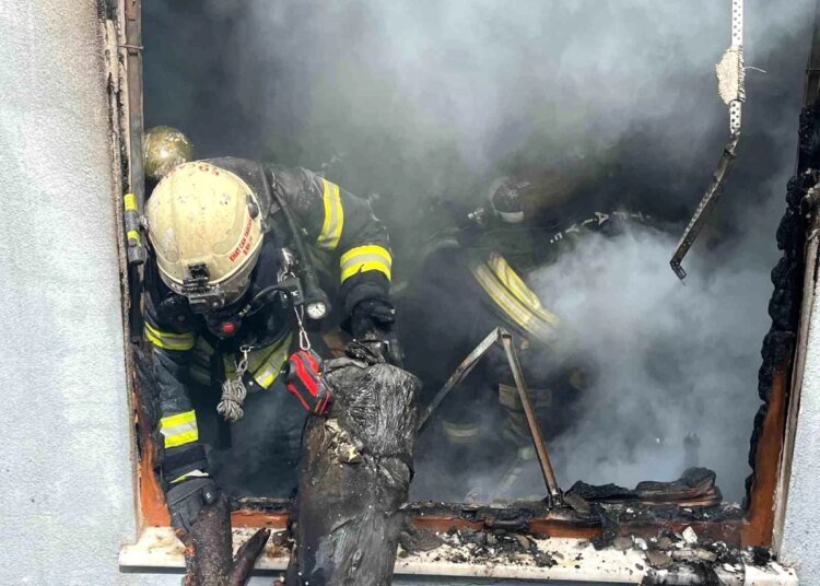 İzmit’te çıkan yangında anne ve 2 çocuk dumandan etkilendi, 7 yaşındaki çocuk hayatını kaybetti