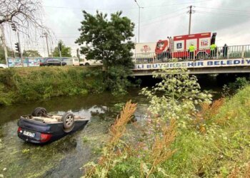 İzmit’te Otomobil Dereye Uçtu, Kadın Sürücü Kurtarıldı