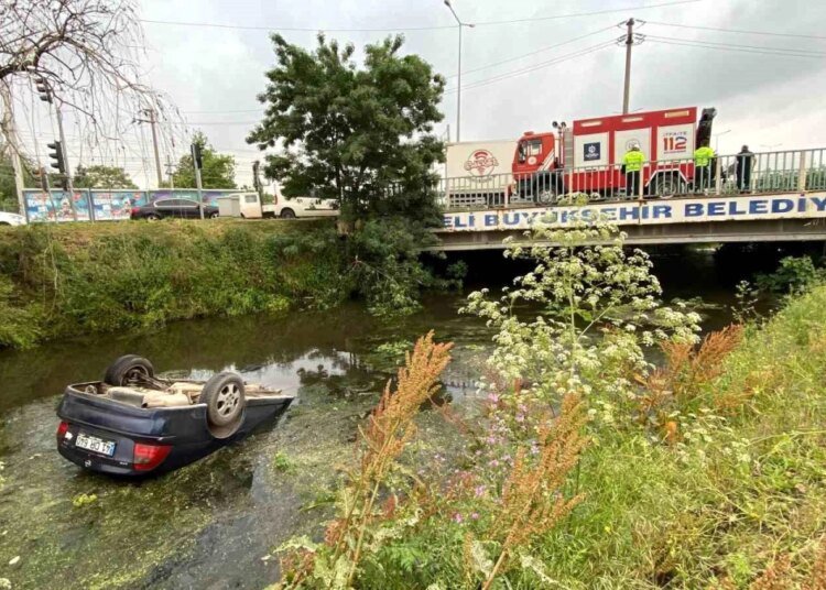 İzmit’te Otomobil Dereye Uçtu, Kadın Sürücü Kurtarıldı