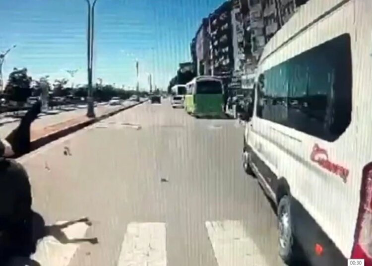 İzmit’te Otomobilin Çarptığı Kadının Kaza Anı Kamerada