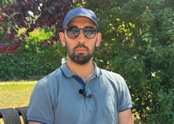 İzmit’te sahipsiz köpeklerin saldırısı kamerada