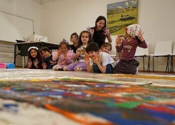 Kadırga Sanat Galerileri’nin Bez Kumaş Üzerine Soyut Sanat Atölyesi’nde Kendi Desenlerimizi Oluşturuyoruz