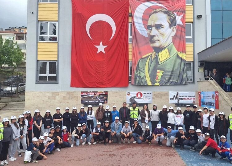 Karamürsel’de Öğrencilere Trafik Eğitimi Verildi
