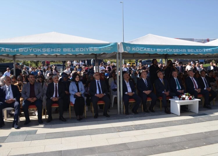 Kocaeli Darıca Millet Bahçesi’nde Kütüphane Açıldı
