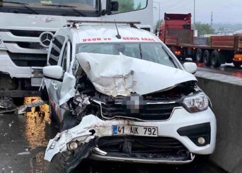 Kocaeli’de 2 Tır ve Hafif Ticari Araç Çarpıştı: 1 Yaralı