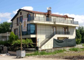 Kocaeli’de Allah belanı versin Nurettin yazılı pankart tartışması