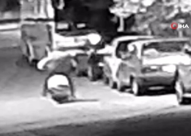 Kocaeli’de motosikletli saldırganların binayı kurşunlama anı kamerada